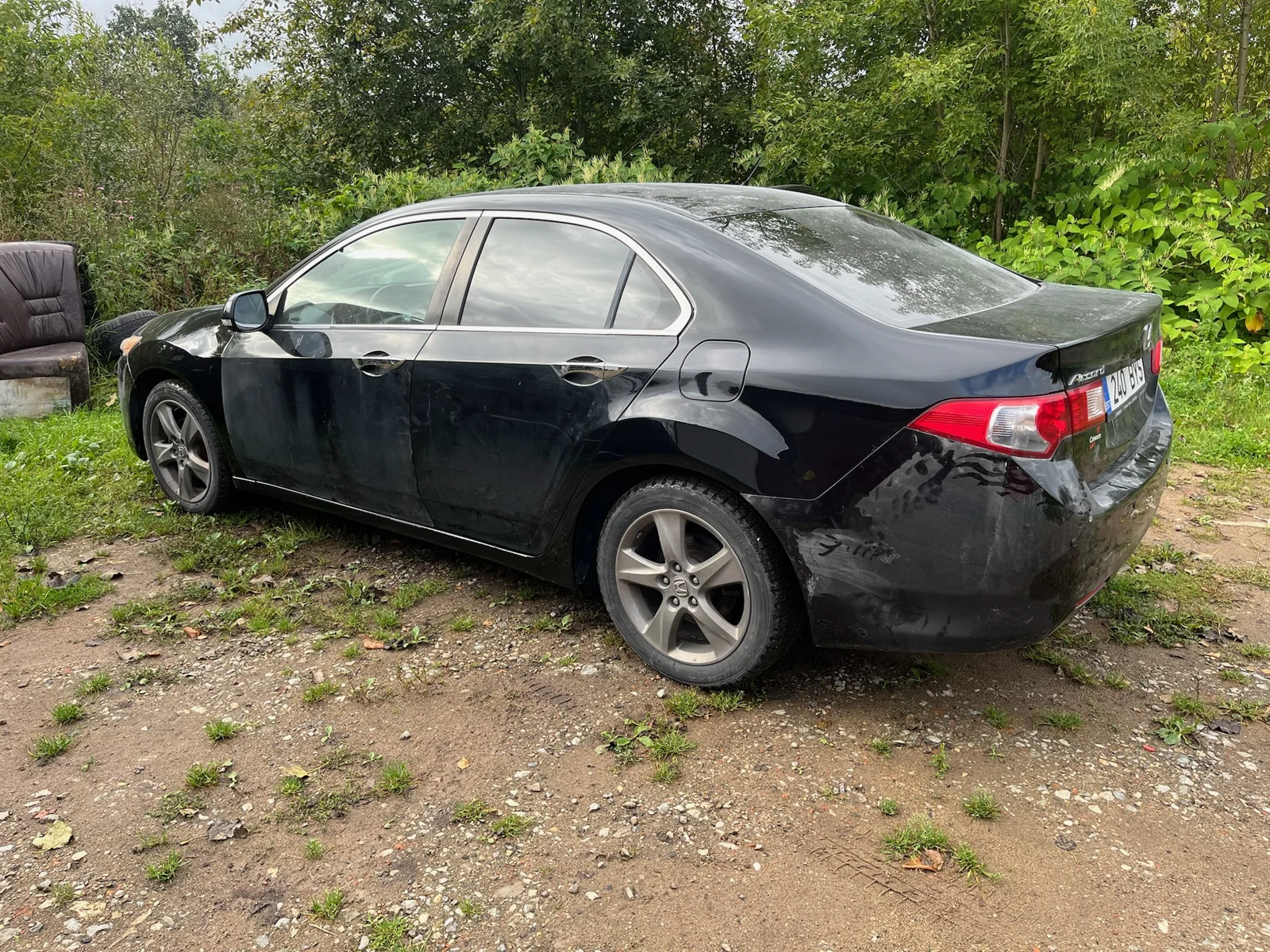 Valmis must Honda õues