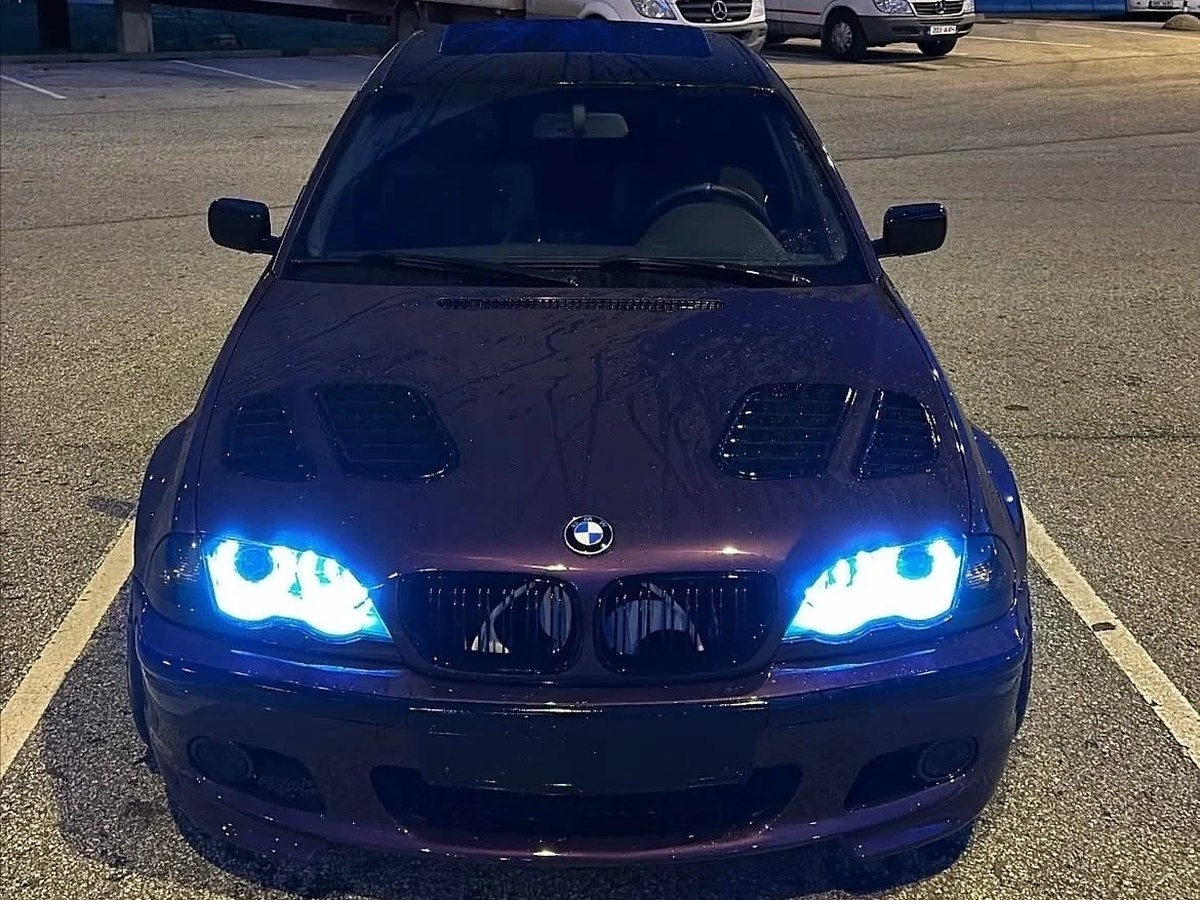 Lilla BMW esiosa sinisega helendavate tuledega