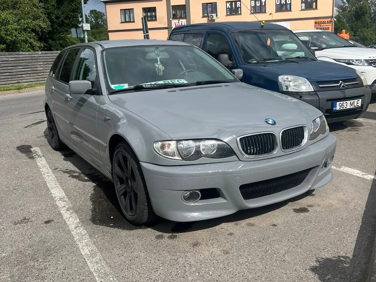 Hall BMW universaal väljas pärast värvitöid