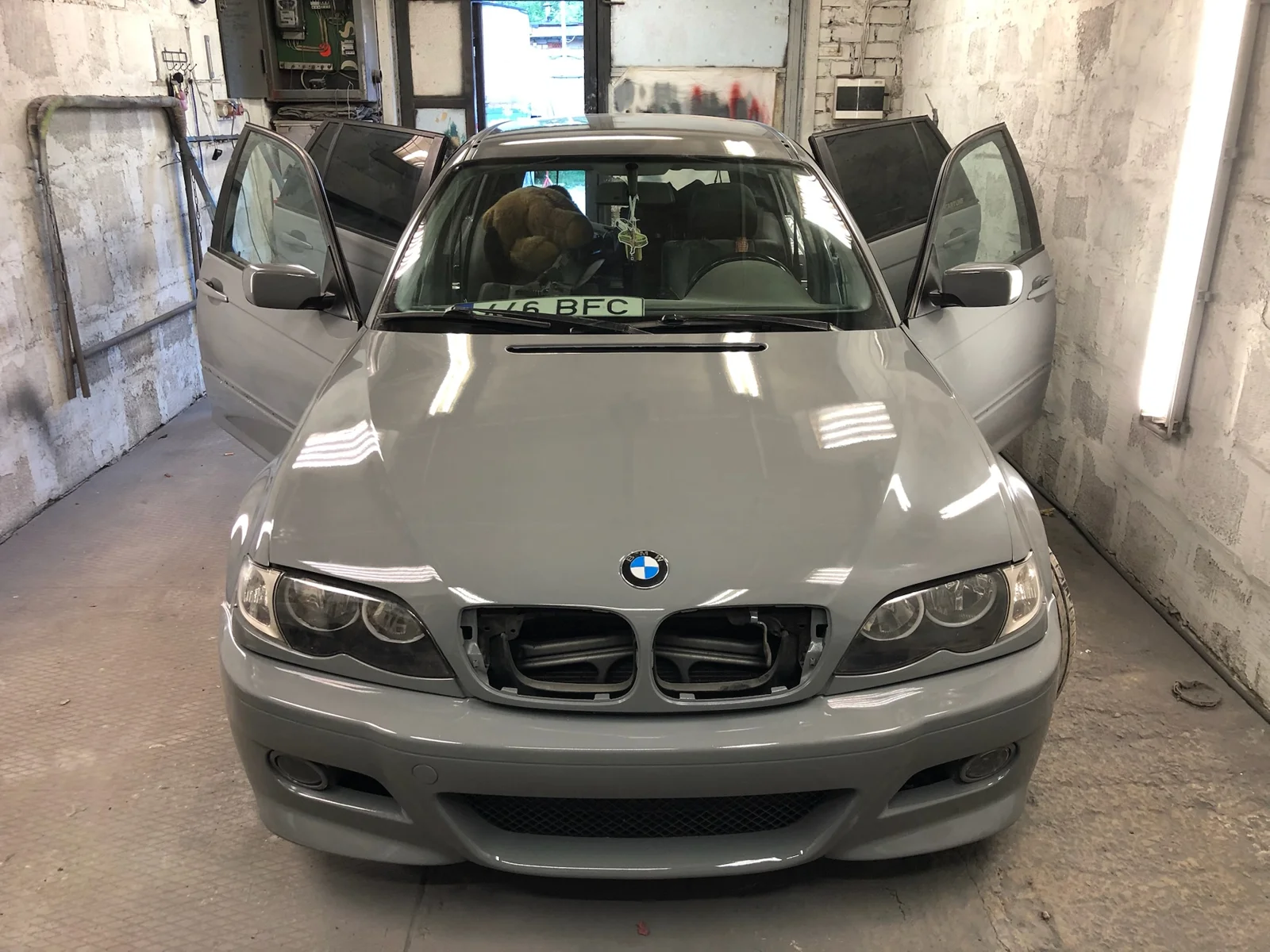 Hall BMW pärast värvitöid kokkupanekul